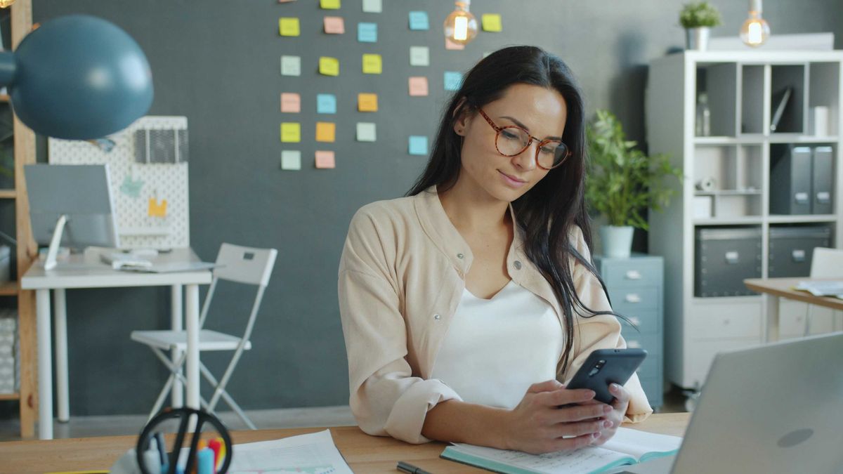 A businesswoman reading about AI news