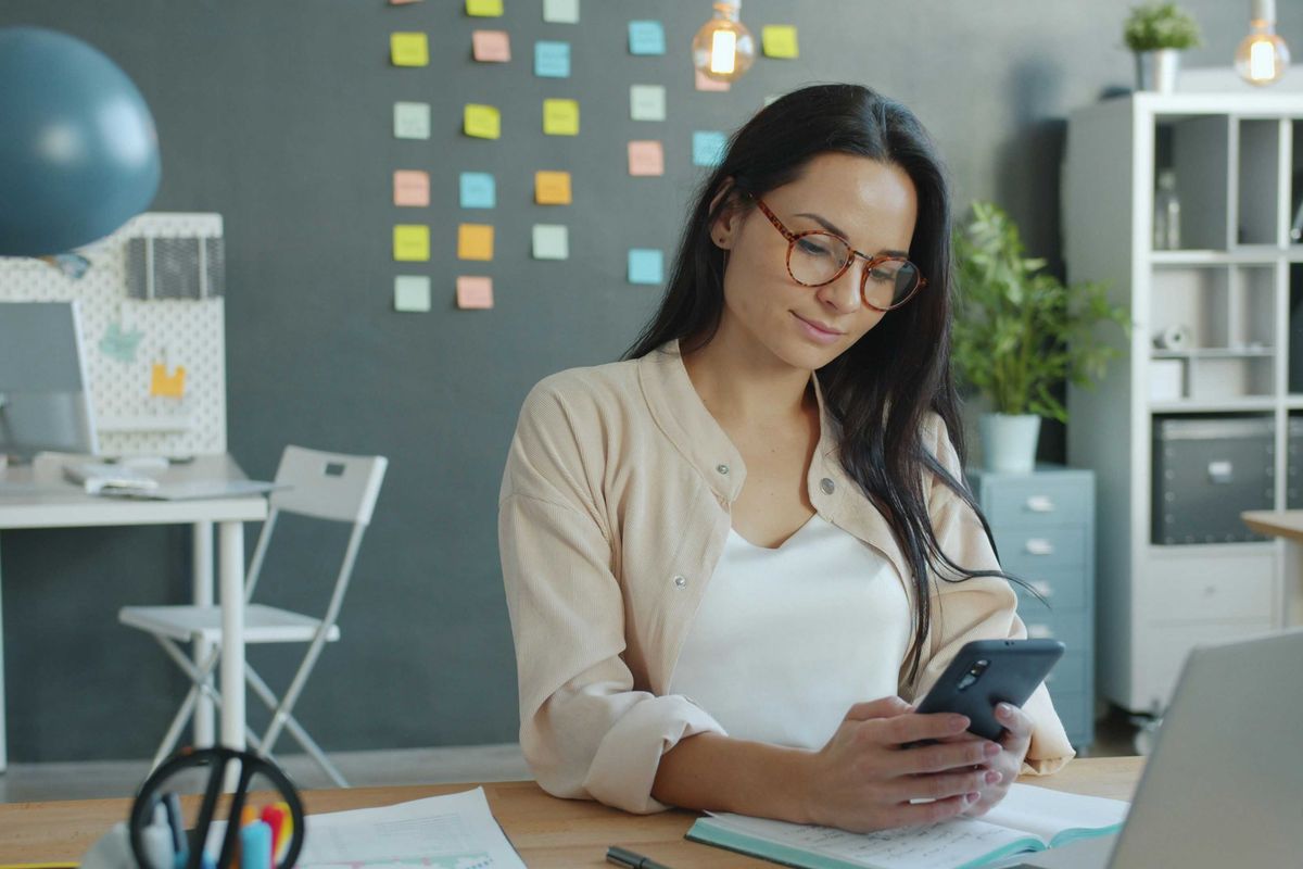 A businesswoman reading about AI news