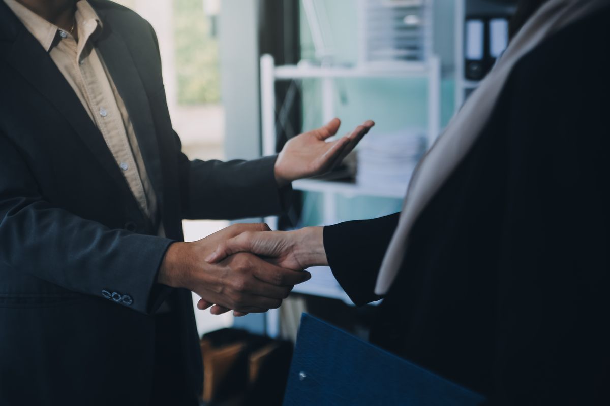 B2B buyers shaking hands