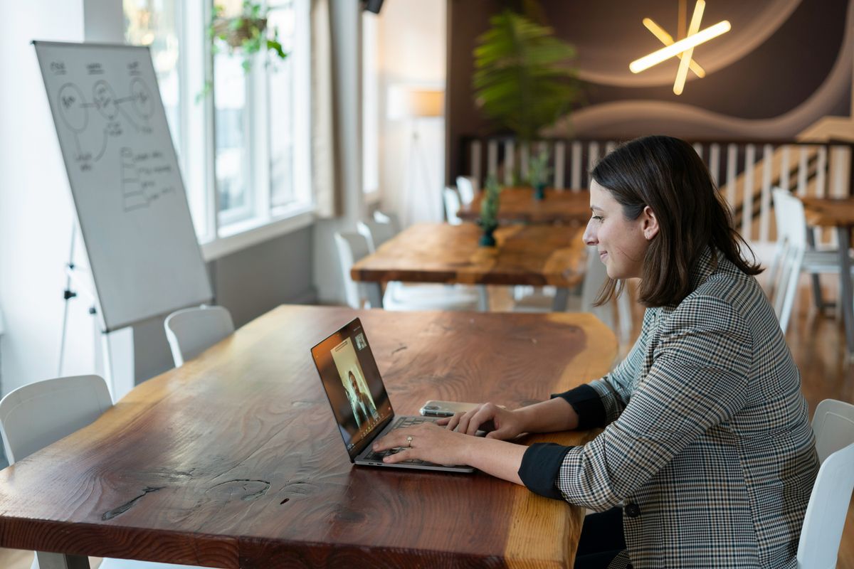 B2B sales rep having a meeting with a decision-maker