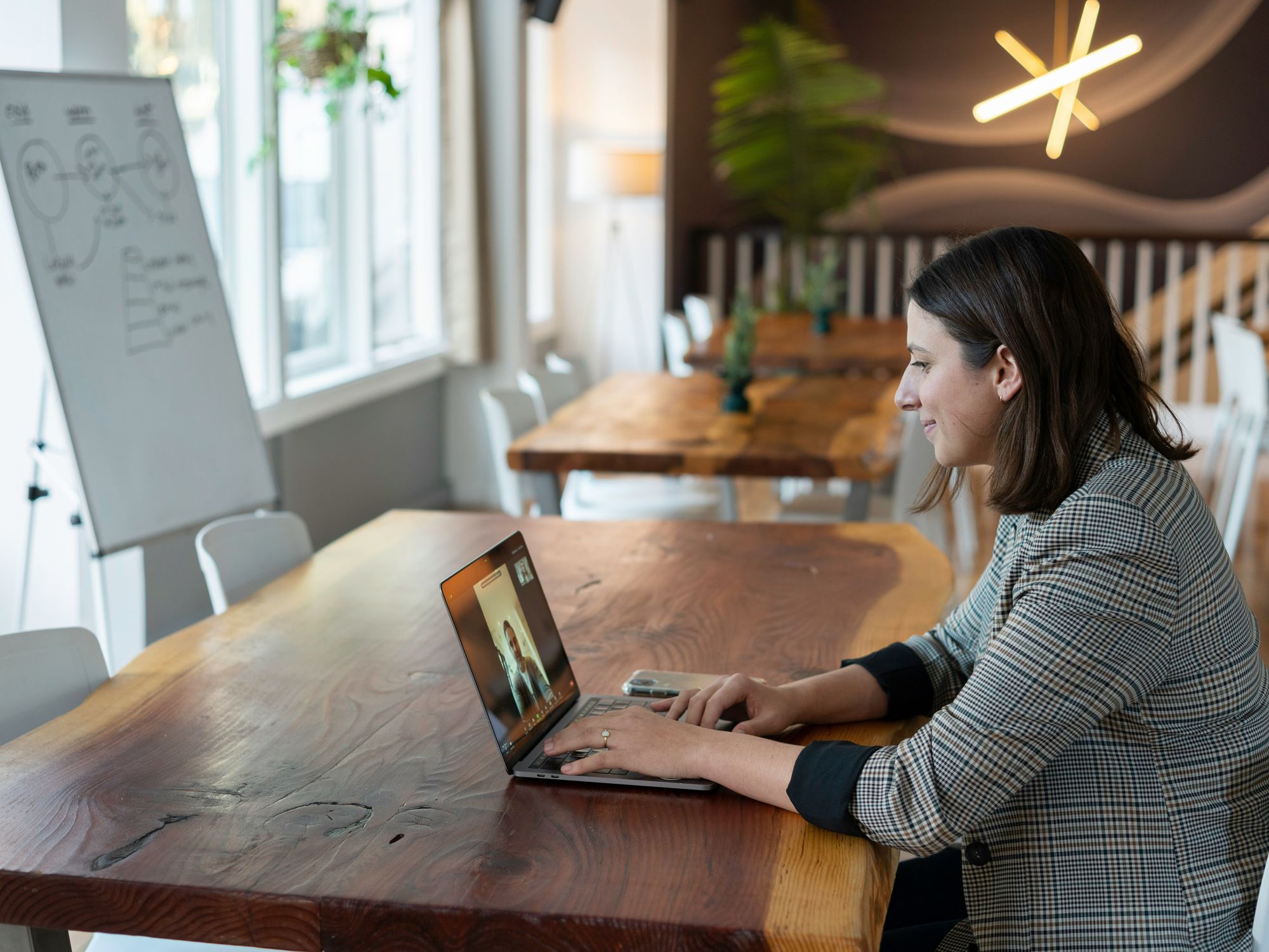 b2b sales rep having a meeting with a decision maker - Business Help and Advice B2B Sales Meeting