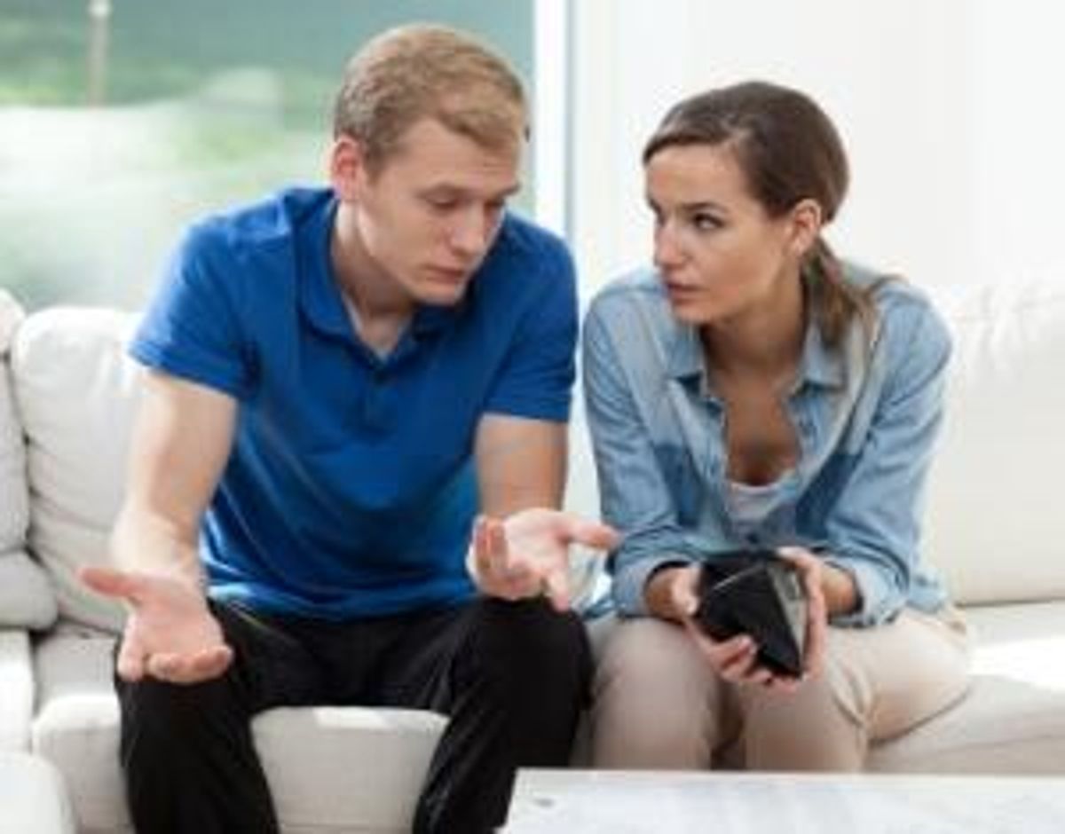 Couple-having-empty-wallet