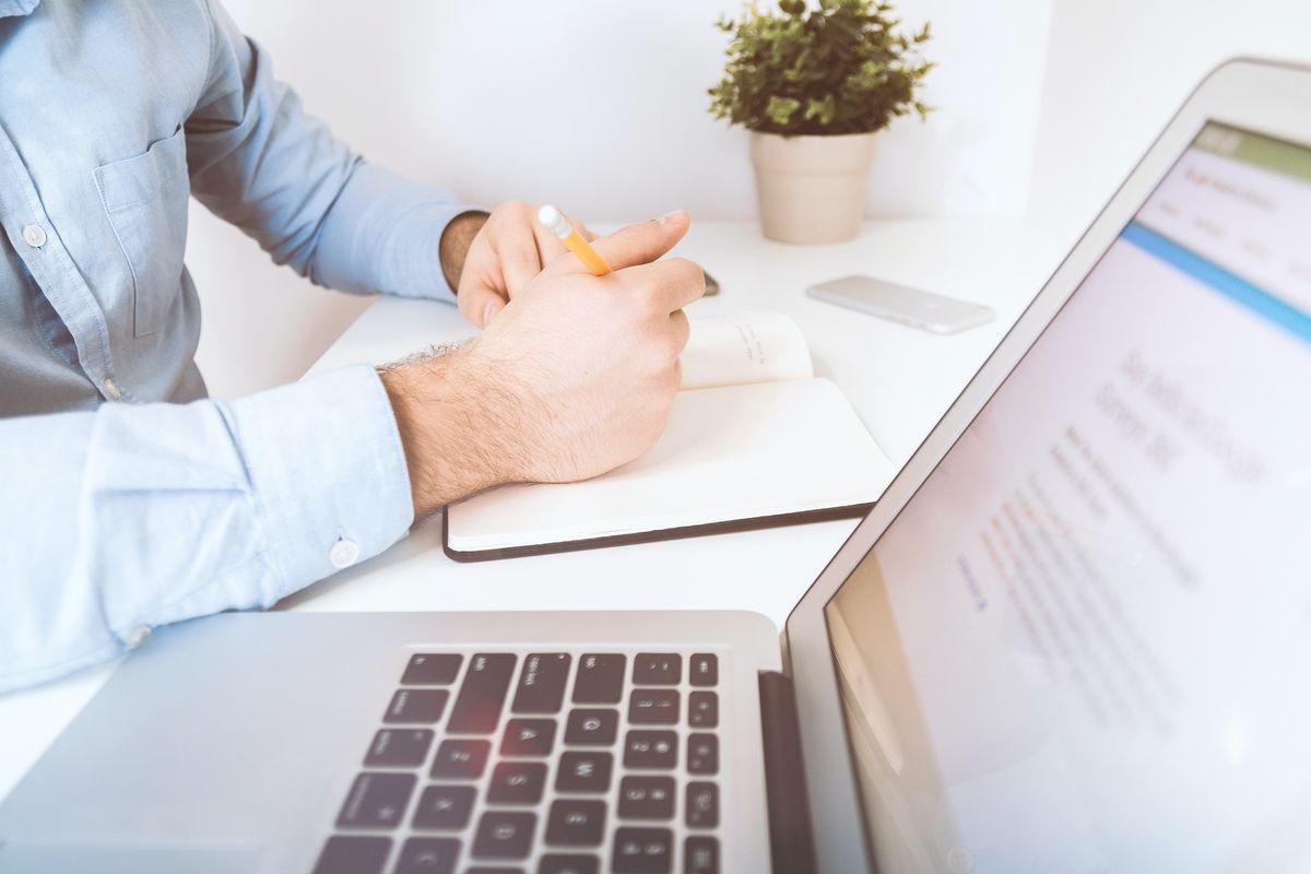 Entrepreneur brainstorming content marketing hacks