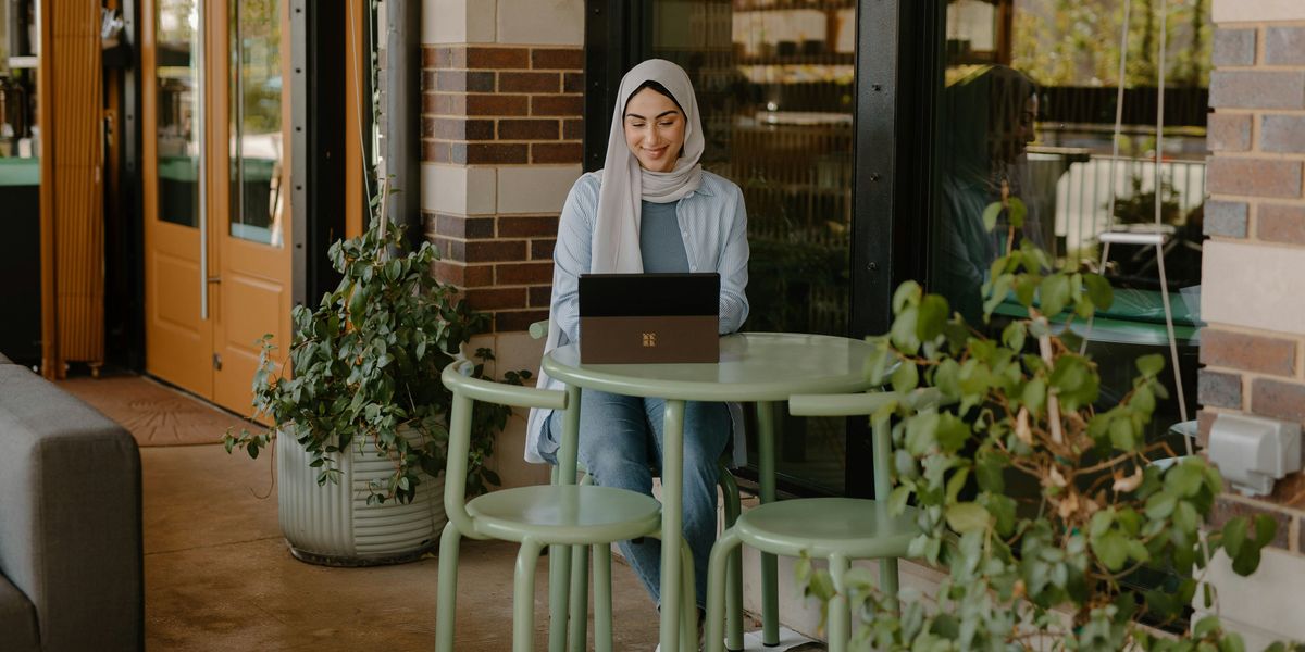 Entrepreneur working on laptop at a cafe