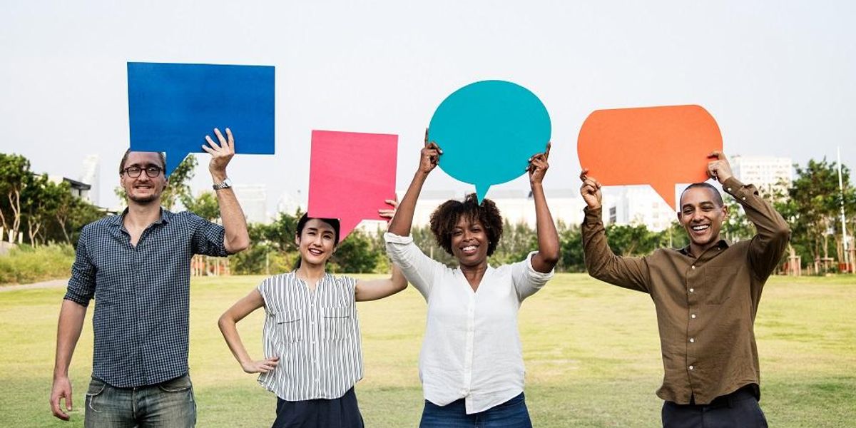 Hướng dẫn tạo nội dung quảng cáo phù hợp với văn hóa địa phương. 2 Friends holding speech bubbles