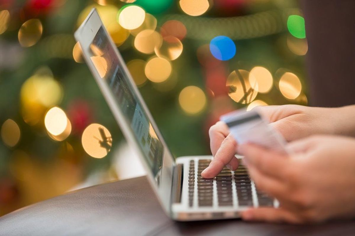Holiday shopper buying online in 2022