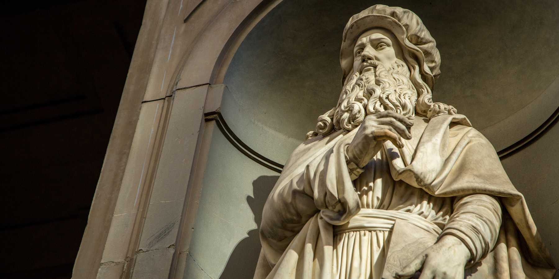 Leonardo da vinci statue artist in Florence