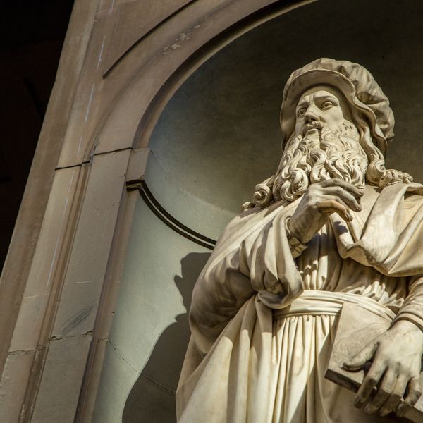 Leonardo da vinci statue artist in Florence