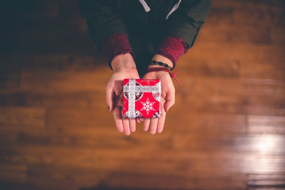 personalized jewelry is one unique gift according to ai - Business Help and Advice