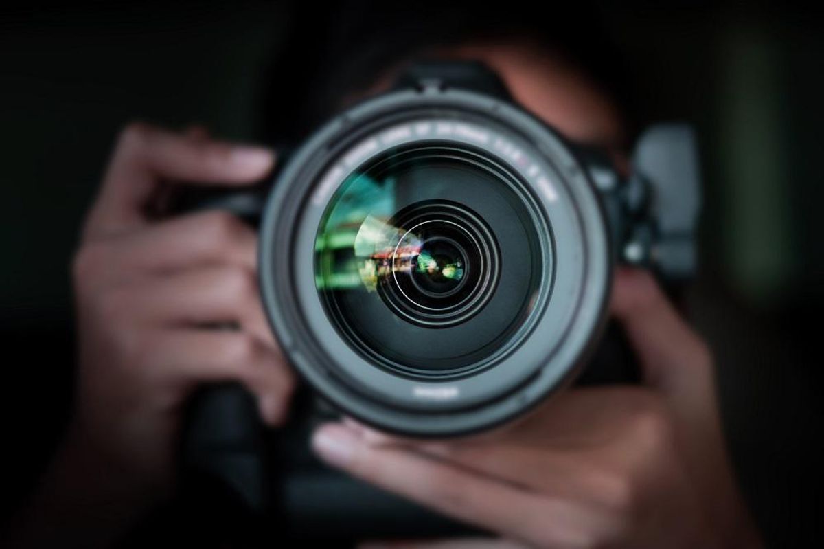 photographer take pictures