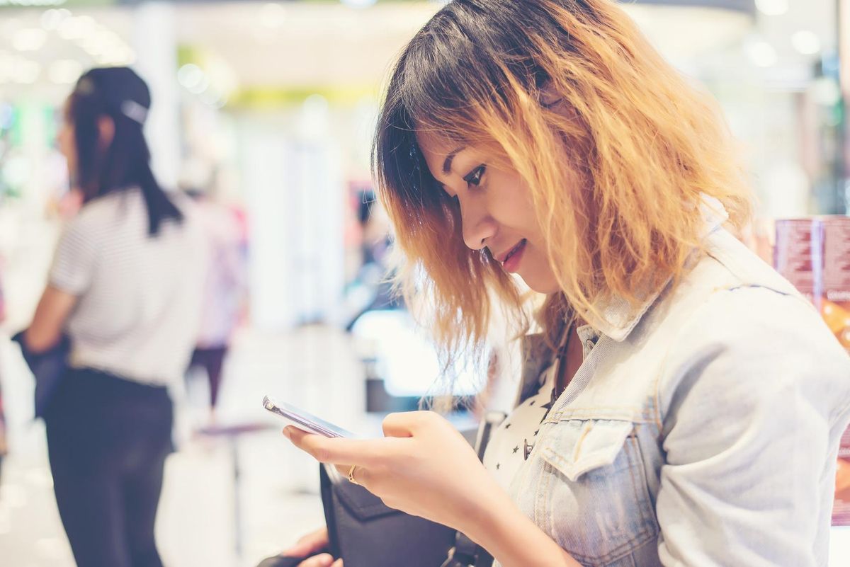 shopper on smartphone