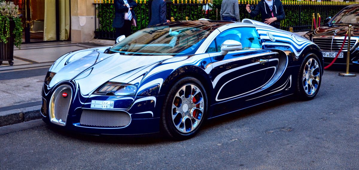 Side view of the Bugatti Veyron