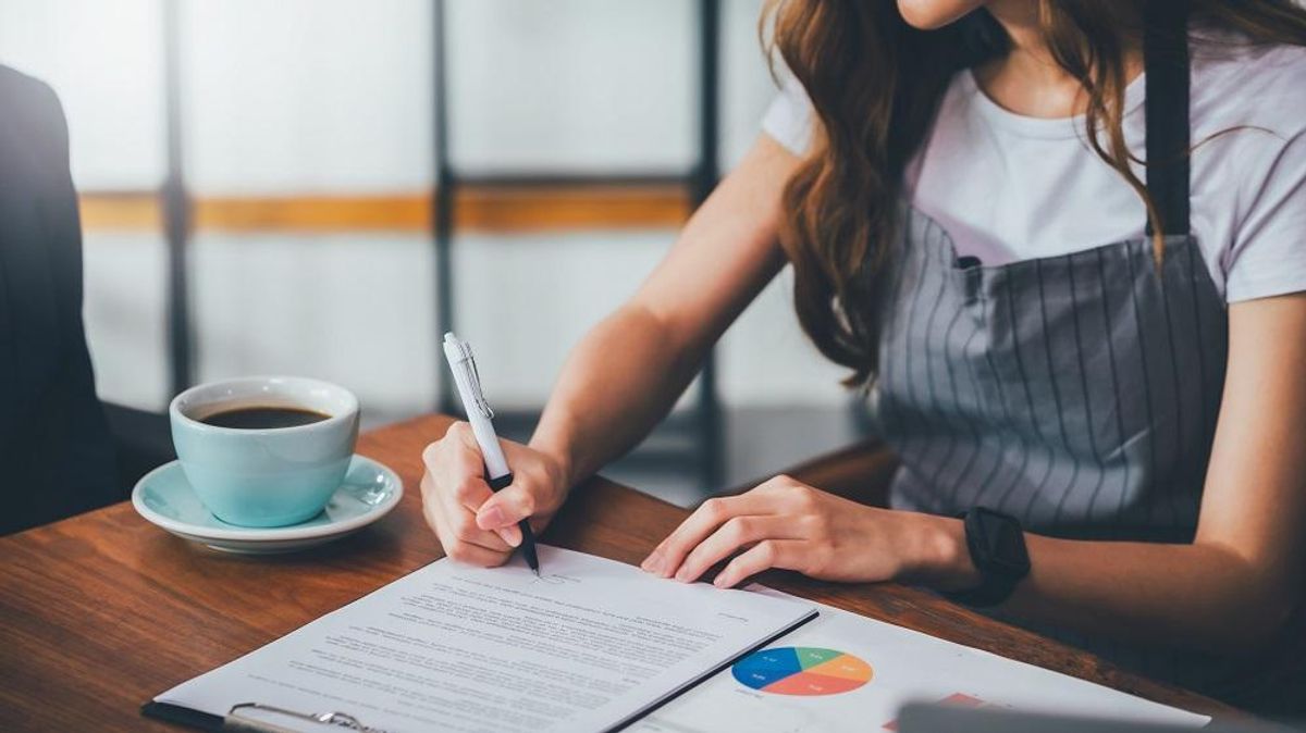 Signing a contract when starting a business