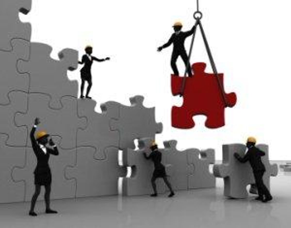 Team-making-jigsaw-puzzle